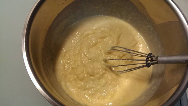 絞拌好的牛奶液放在鍋上用小火邊攪伴邊煮到有紋路就可以關火放涼備用