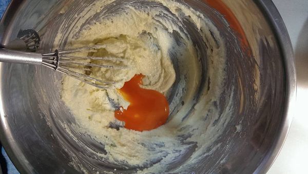 在加入蛋黃打勻