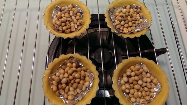 麵團桿平
用喜歡的模具塑型
放入豆類或重物
用烤箱180度烤10分鐘
在取出黃豆烤5分鐘