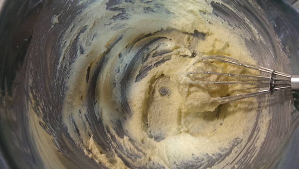 奶油室溫下加入糖先攪打均勻