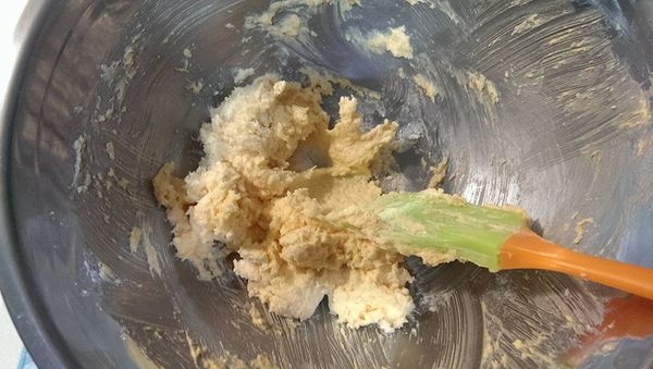 低粉分3次用切拌的方式拌勻
在拌入鮮奶油揉整成團