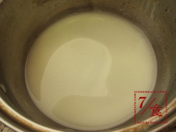 奶滾後調小火，加入白醋繼續攪拌約1分鐘後關火。靜置30分鐘，這時就會看到乳清漸漸開始和胚乳分離。