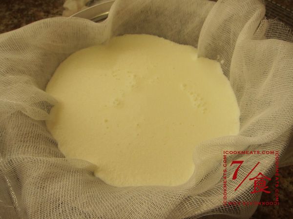 接著將濾網放在一個大碗上，再把料理用紗布鋪在濾網上，將牛奶倒入過濾。