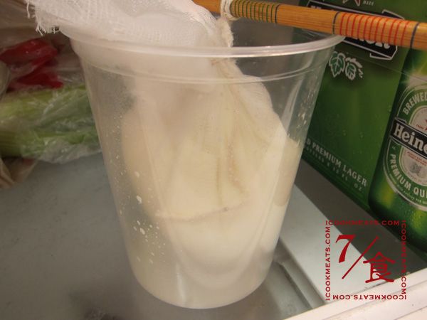 用綿繩將紗布封口，找一個適當的容器，把奶酪掛起放進冰箱令其自行過濾1.5小時。