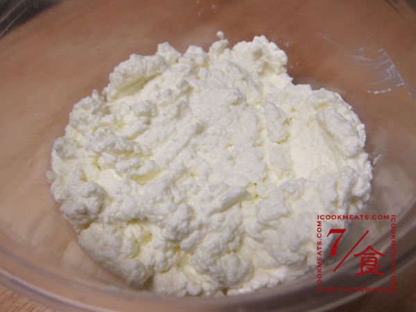 將奶酪從紗布中撈出之後，就可得綿密的Ricotta起司。