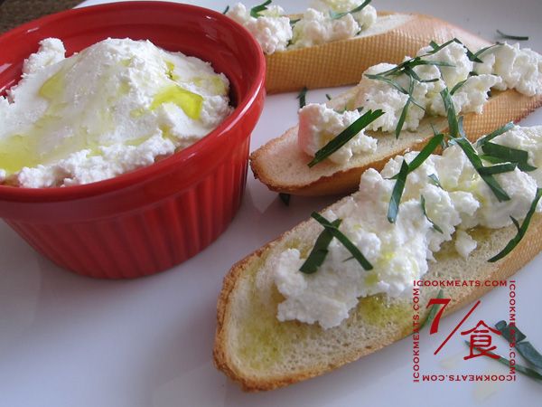 將法國麵包切片後放進232度C的烤箱約3分鐘，喜歡麵包焦一點的可烤至5分鐘。把Ricotta塗在烤麵包上，淋上一點初榨橄欖油、西芹絲和一點粗粒海鹽即可享用。