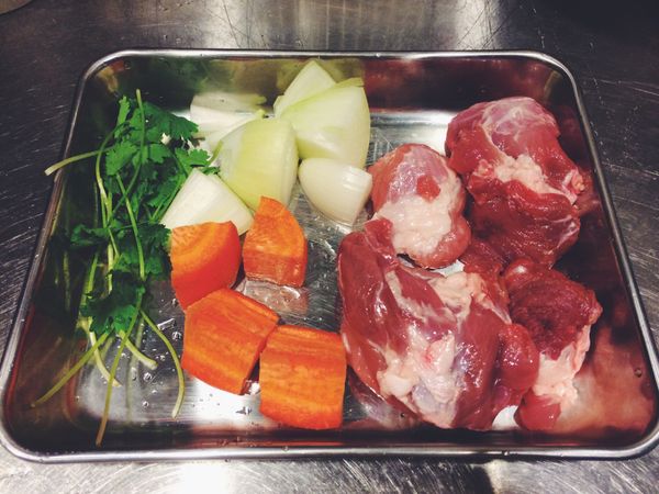 洗淨、切塊的材料如圖，圖中使用的肉份量約300克(半斤)。