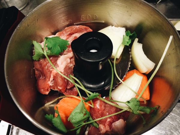 將材料放入食物條理機，同時加入醬油，可視個人喜好加入黑胡椒及香油提味。