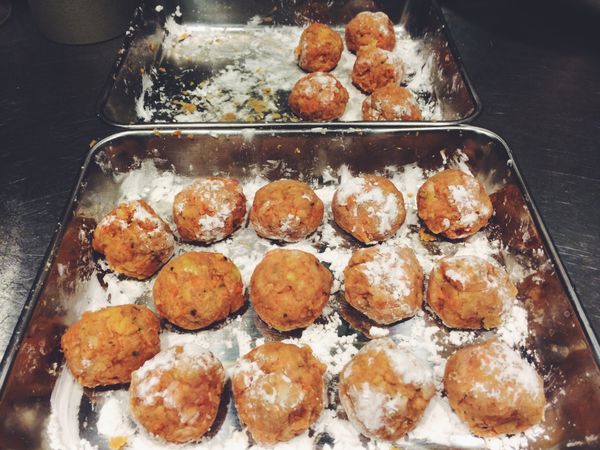 打好的肉丸子和些片栗粉，並撲些手粉於盤內以免沾粘。