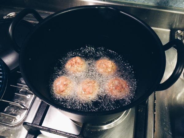 油溫到筷子放進去會冒泡時，就可以將丸子放入油炸。