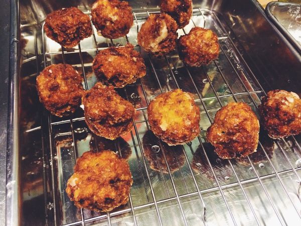 將炸好的丸子放在瀝網上瀝油，待涼後就可以放到夾鏈袋內拿去冷凍。