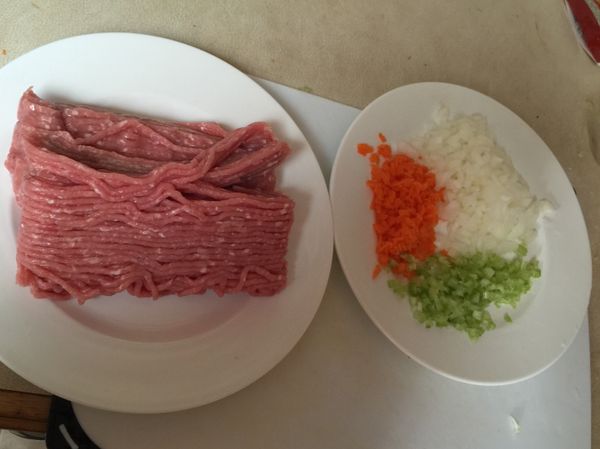 牛絞肉250g（圖片是500g)
紅蘿蔔、洋蔥、芹菜；切丁備用