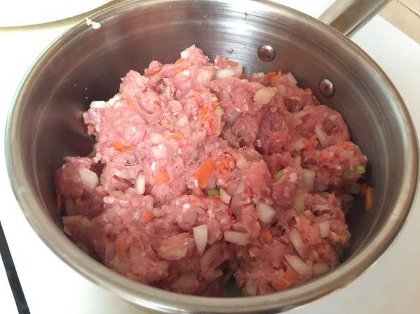 拌勻所以配料；靜置（絞肉和蔬菜入味）