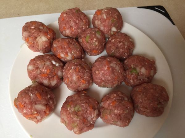 左搓搓右捏捏；肉丸子大小-適中即可