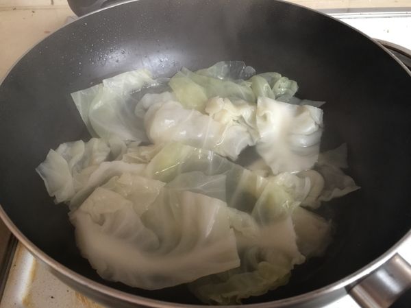 燒開鍋水700cc；將高麗菜葉放入鍋中燙熟；約8分鐘
高湯調味：雞粉少許、和風調味醬油1湯匙