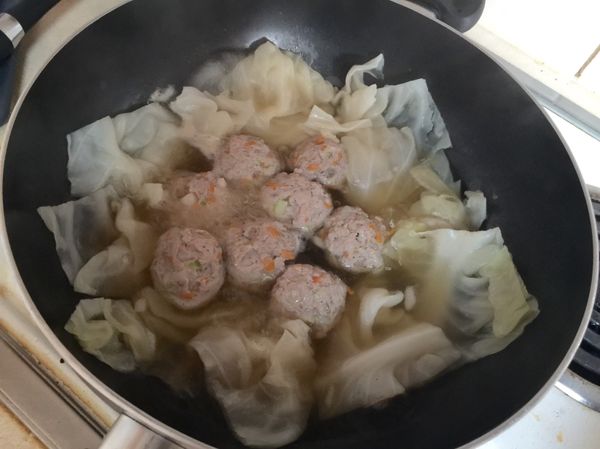 高麗菜煮熟入味後；將肉丸子放置鍋內中央燉煮
蓋上鍋蓋燉煮約8分鐘；稍微收汁即可起鍋！