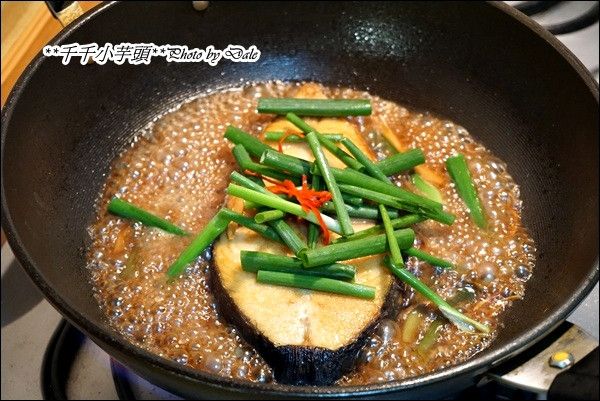 最後，放入綠色蔥段及辣椒絲拌炒即可起鍋