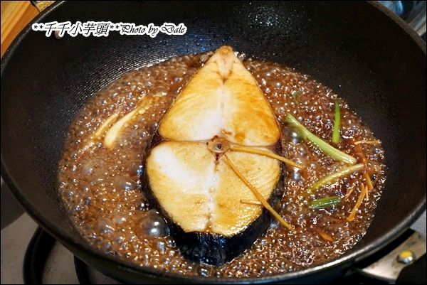 接著放入半杯水，稍微悶煮(可用筷子戳一下，容易穿透即熟囉)