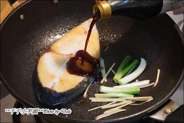 倒入醬油（喜歡吃更甜醬汁可以放些冰糖）