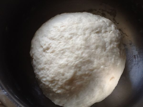 2.開始揉麵糰，水量不足時,在慢慢加入冷水，可成糰即可，成糰後再加油揉光。