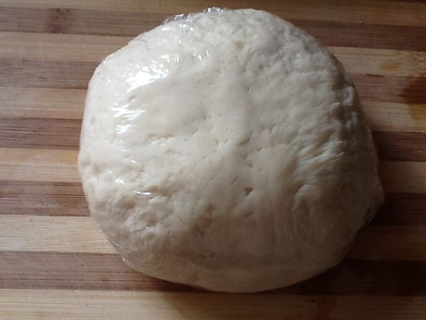 3.麵糰表面輕噴極少量的水，以保鮮膜包裹，靜置約30-60分鐘。