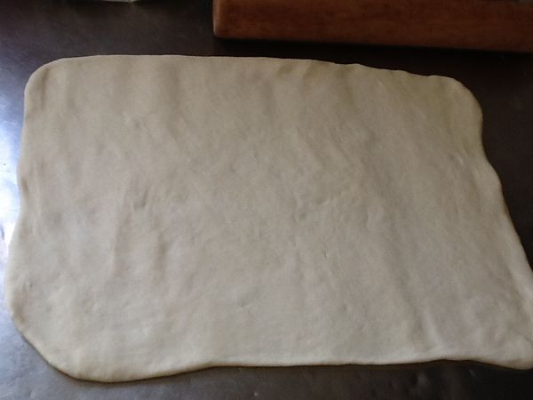 7.先揉圓，壓扁，再桿成厚約0.2-0.3cm的長方型或圓形。