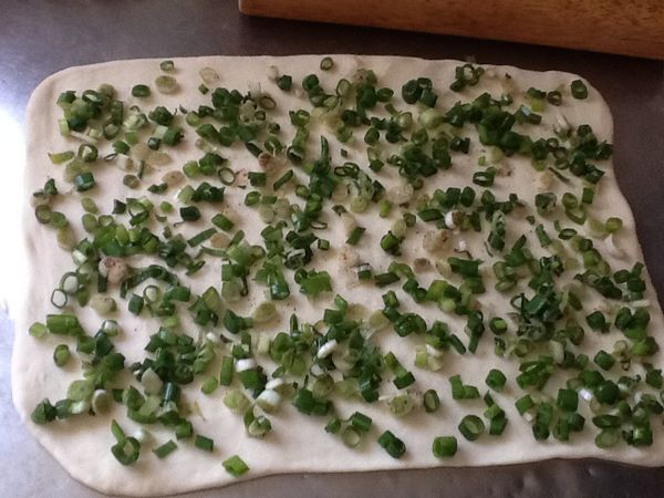 8.用刷子沾豬油於面皮表面刷上一層油(此步驟亦可省略，不刷油)，
   邊緣黏貼處不要刷油，若不易貼合可於邊緣抹上少許的水。