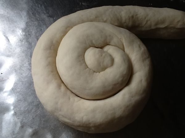 10.再由一端向內捲，捲成螺旋狀。