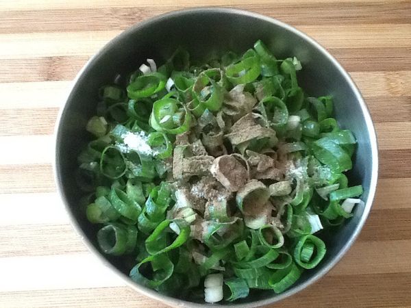 4.青蔥洗淨，切蔥花，要瀝乾或用紙巾擦拭水份後，要包時再加胡椒粉與鹽。
   (避免蔥軟化出水)