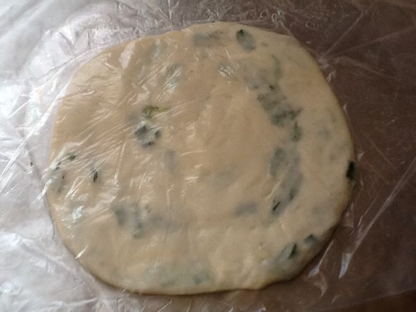 12.醒麵後再將麵糰壓扁，並向外側推開，呈約0.3-0.4cm的圓餅狀。