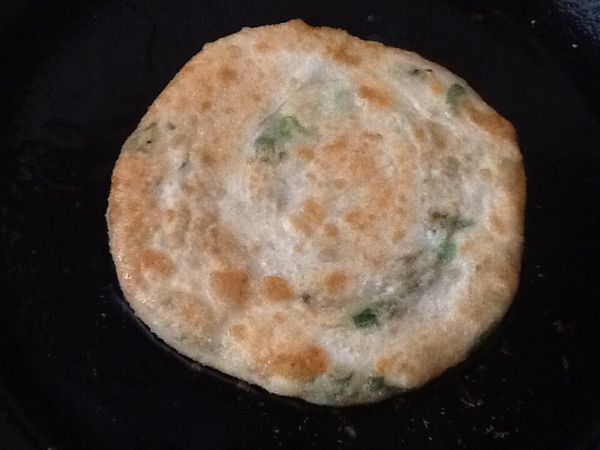 13.煎鍋放適量油，開中小火，放入蔥餅，煎至兩面呈金黃色即可。