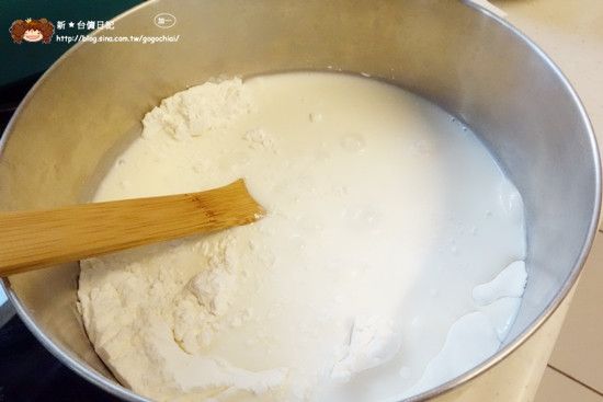 將糖、牛奶、糯米粉加在一起拌勻
牛奶可以用豆漿或水取代