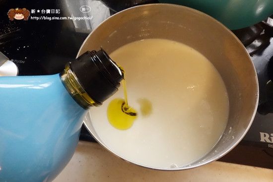 加入液態油，製作麻糬添加的油還挺重要的，大家可以選一下！
如果用油蒿味太重的油，到時麻糬吃起來味道就很可怕