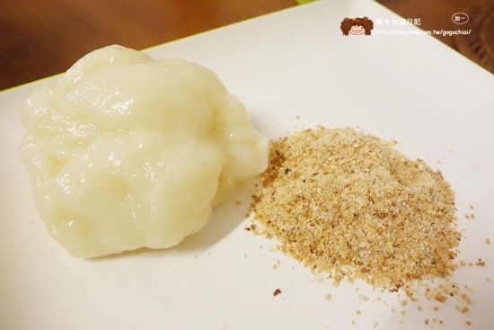 超簡單！麻糬就完成啦

可以直接捏小塊裹花生粉吃，或製作包入紅豆、芝麻等內餡再沾上熟粉的大福麻糬。想再懶一點，因為這裡加的糖還蠻多，所以直接吃就有微微的甜，還蠻好吃的！