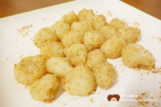 我們家喜歡不包內餡的麻糬，所以直接捏小塊沾花生粉，這就是簡單傳統的好滋味呀～～～
改沾芝麻粉也很不錯唷