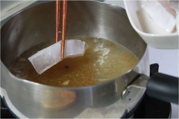 麻油雞湯滾沸後加入鮮蝦、魚肉片煮約8分熟。