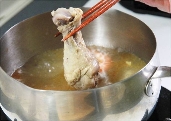 放入雞腿加熱、青菜、麵線加熱，最後將麻油海陸麵線食材盛入碗中即完成。