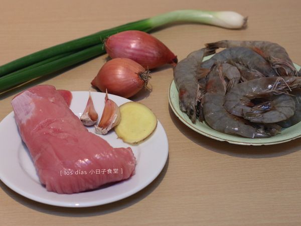 準備好所有食材。紅蔥頭切末、大蒜切末、一片薑切末、蔥切蔥花備用。