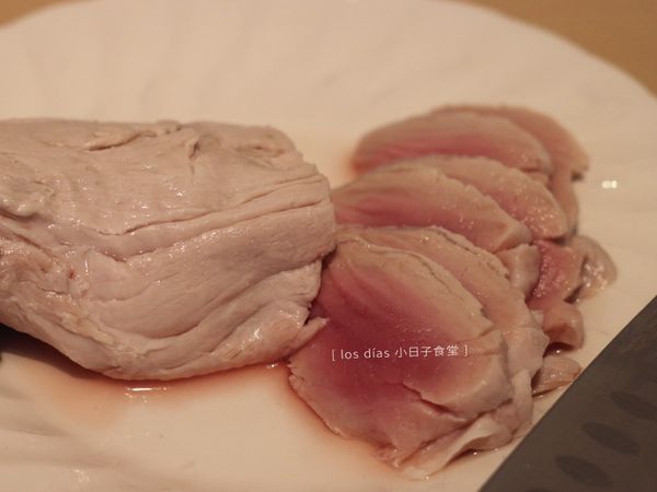 將豬肉放置一旁，待冷卻後先切片再切成肉末。