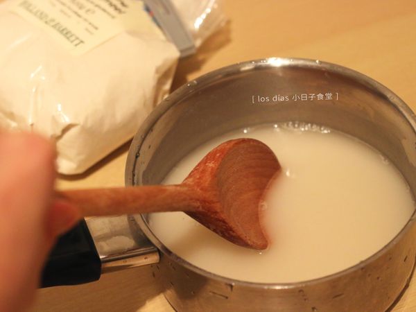 將再來米粉與清水攪拌均勻。