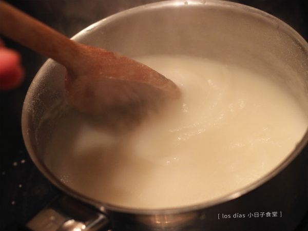 以中小火加熱，邊加熱邊攪拌，煮滾起泡後立刻離火。放置一旁，冷卻後備用。
