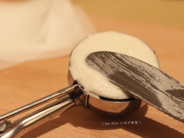 再放上適量的米糊，將肉丸封好。