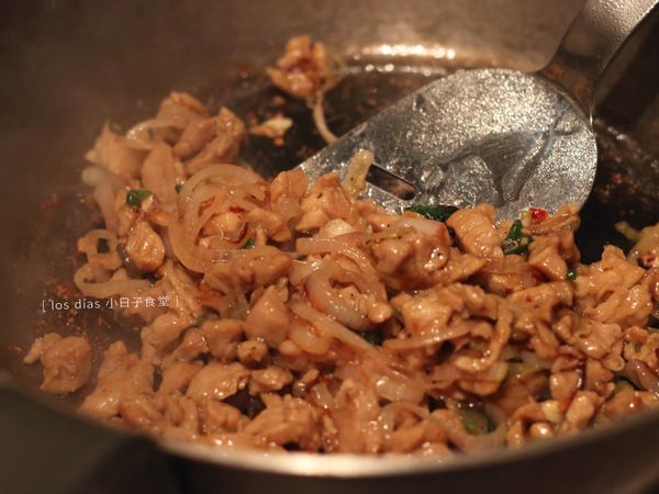 拌炒均勻後，可以嚐一下味道，若味道不夠可以再加入少許醬油提香。起鍋前，再加入蔥末拌勻即可。