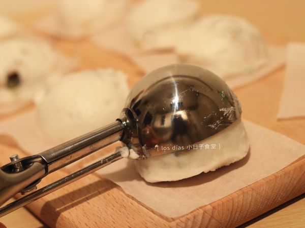 將肉丸一一放於烘焙紙上。