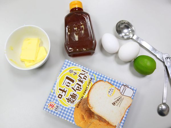 將食材準備好。先將檸檬剉皮削，再擠出檸檬汁備用。