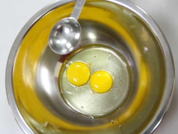 將全蛋、牛奶、檸檬汁及白酒攪拌均勻