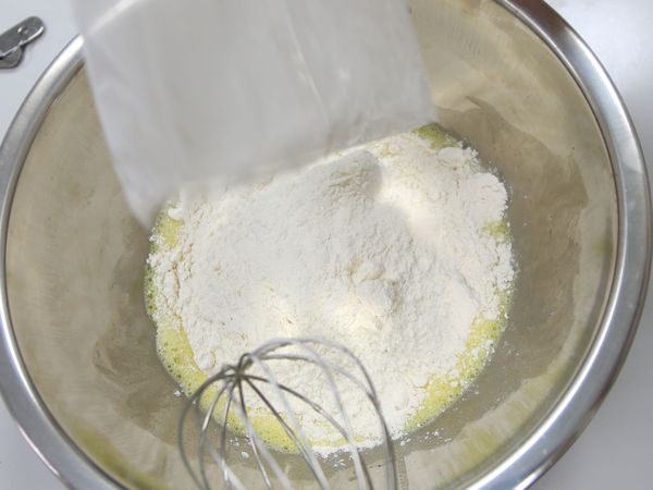 再加入吐司麵包粉攪拌成糰