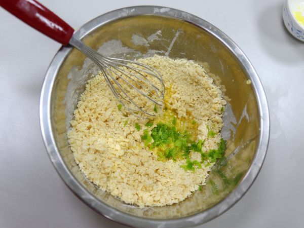 加入酵母粉、檸檬皮屑和奶油混和均勻