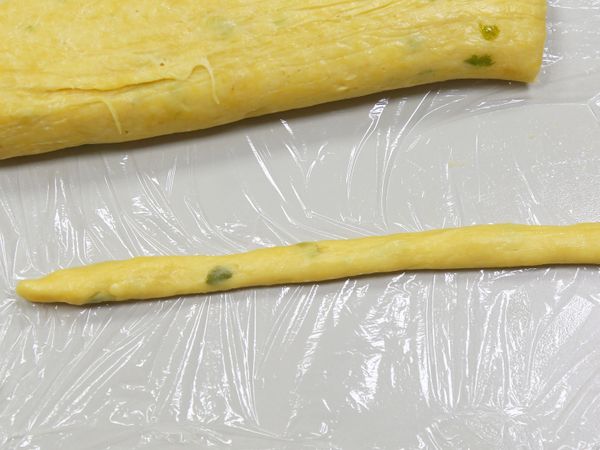 將麵團搓成長條，再像搓湯圓一樣搓成小圓