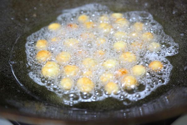 油鍋至油溫190度，油炸約2分鐘